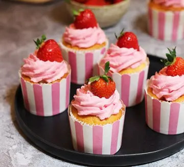 Strawberry cup cake